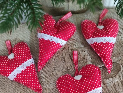 piros alapon fehér pöttyös tömött pamut szív dekor csipkével