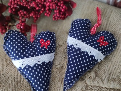 kék alapon fehér pöttyös textil szív 14cm magas fehér csipkével keresztben