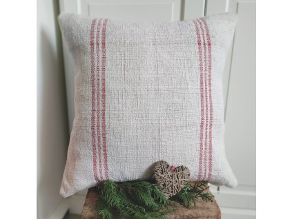 Oldalaihoz közel piros csíkos régi vászonból készült párnahuzat