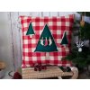 piros fehér kockás alapon zöld fenyő applikációkkal készített karácsonyi párna