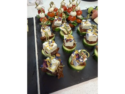 Okurka, sušené rajče, balkánský sýr