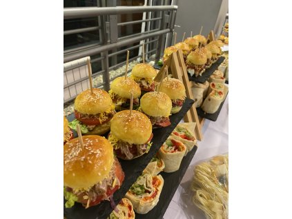 Mini burgery s kozím sýrem a červenou řepou