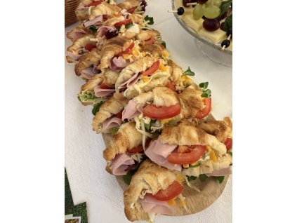 Domácí plněný máslový croissant