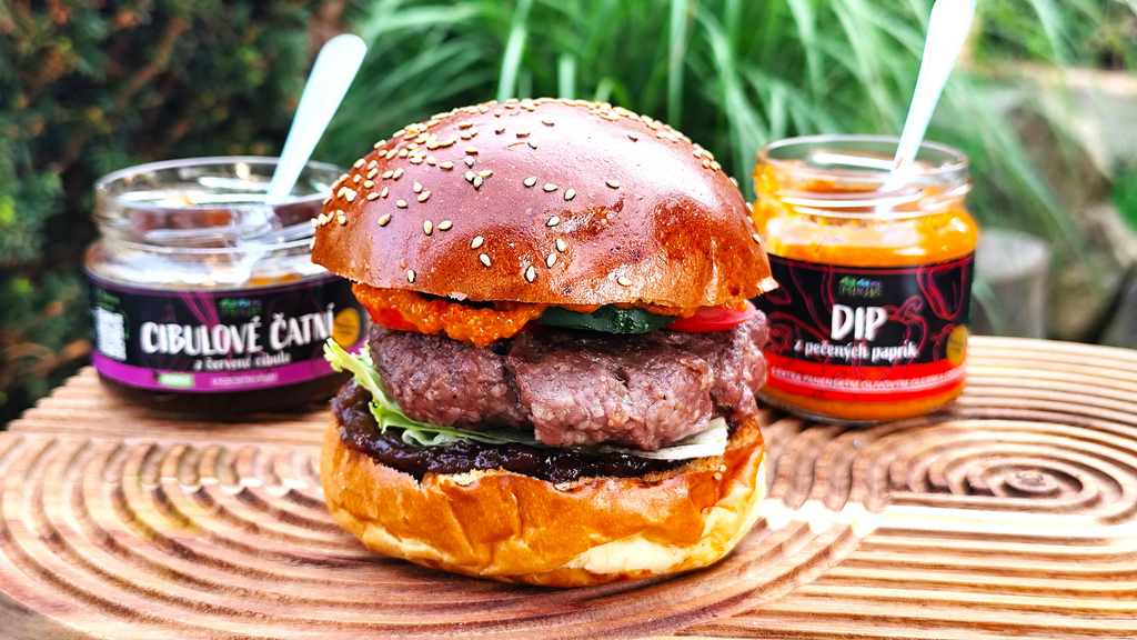 Burger s cibulovým čatní a paprikovým dipem