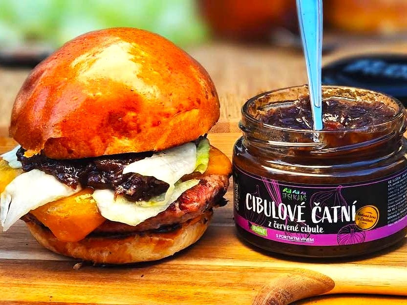 Cheeseburger s cibulovým čatní
