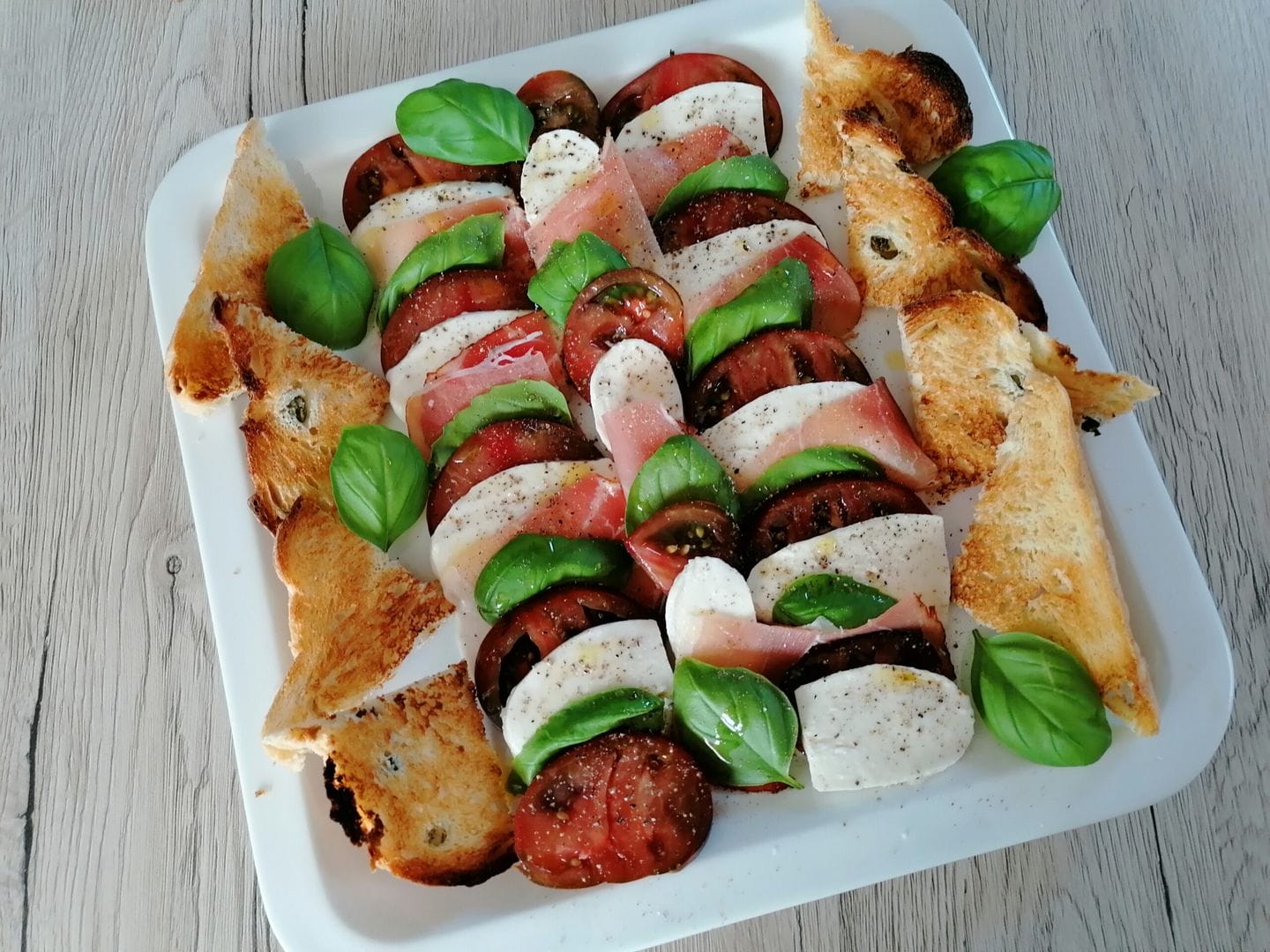 Caprese se schwarzwaldskou šunkou