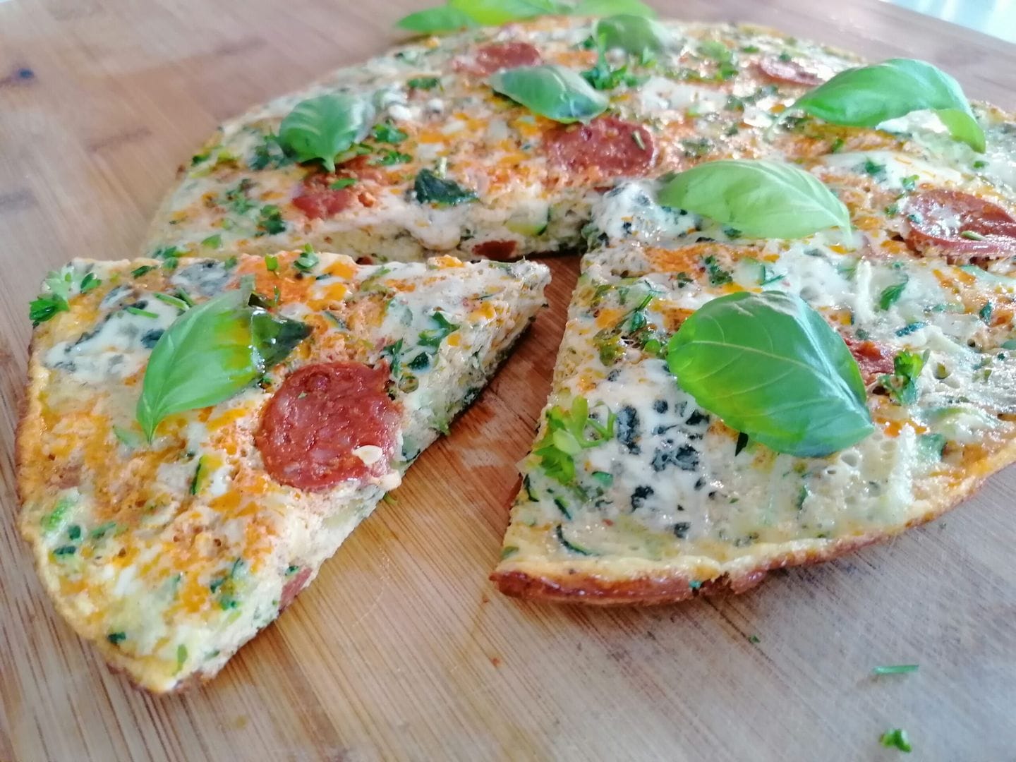 Cuketová frittata s nivou a chorizem