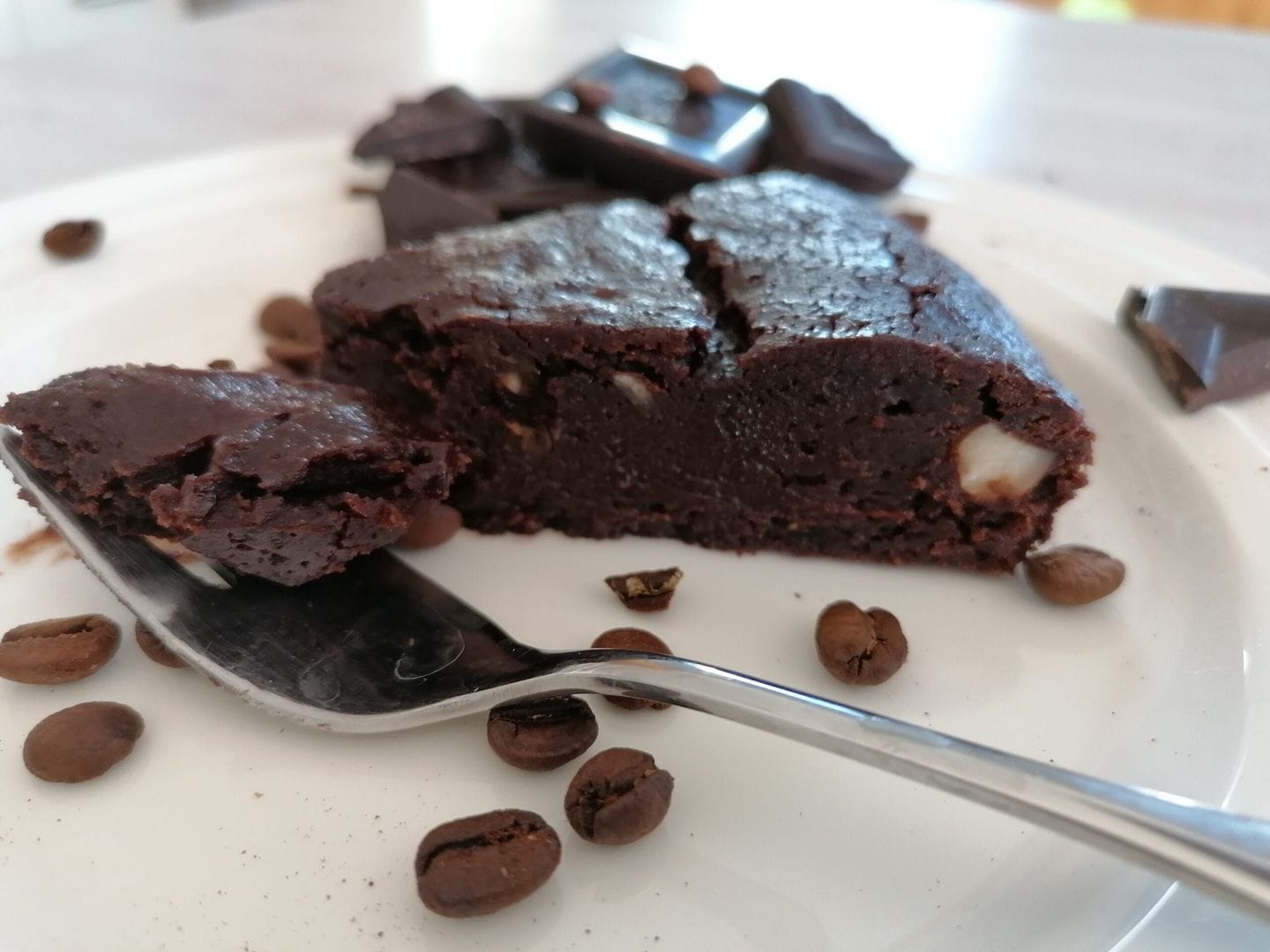 Kávový brownie dort s lískovými ořechy