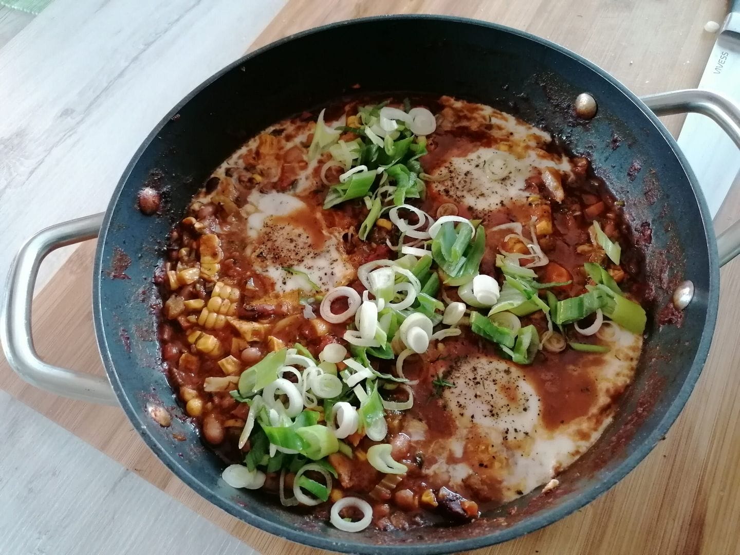 Chilli con carne s chorizem a vejcem