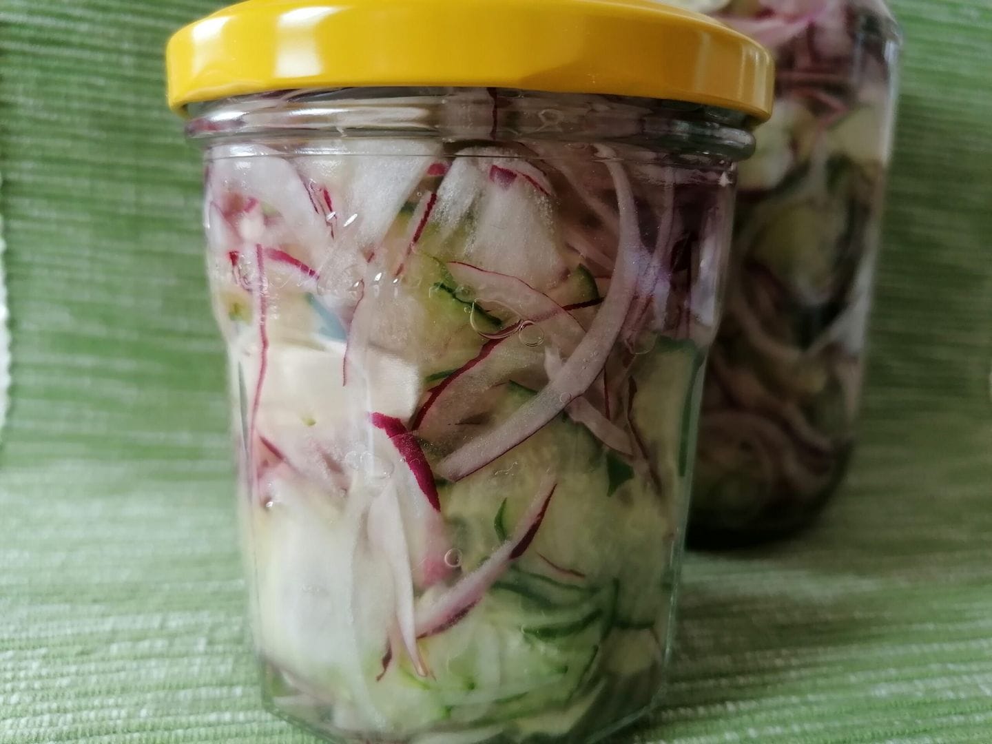 Naložená cibule a salátové okurky v octovém nálevu
