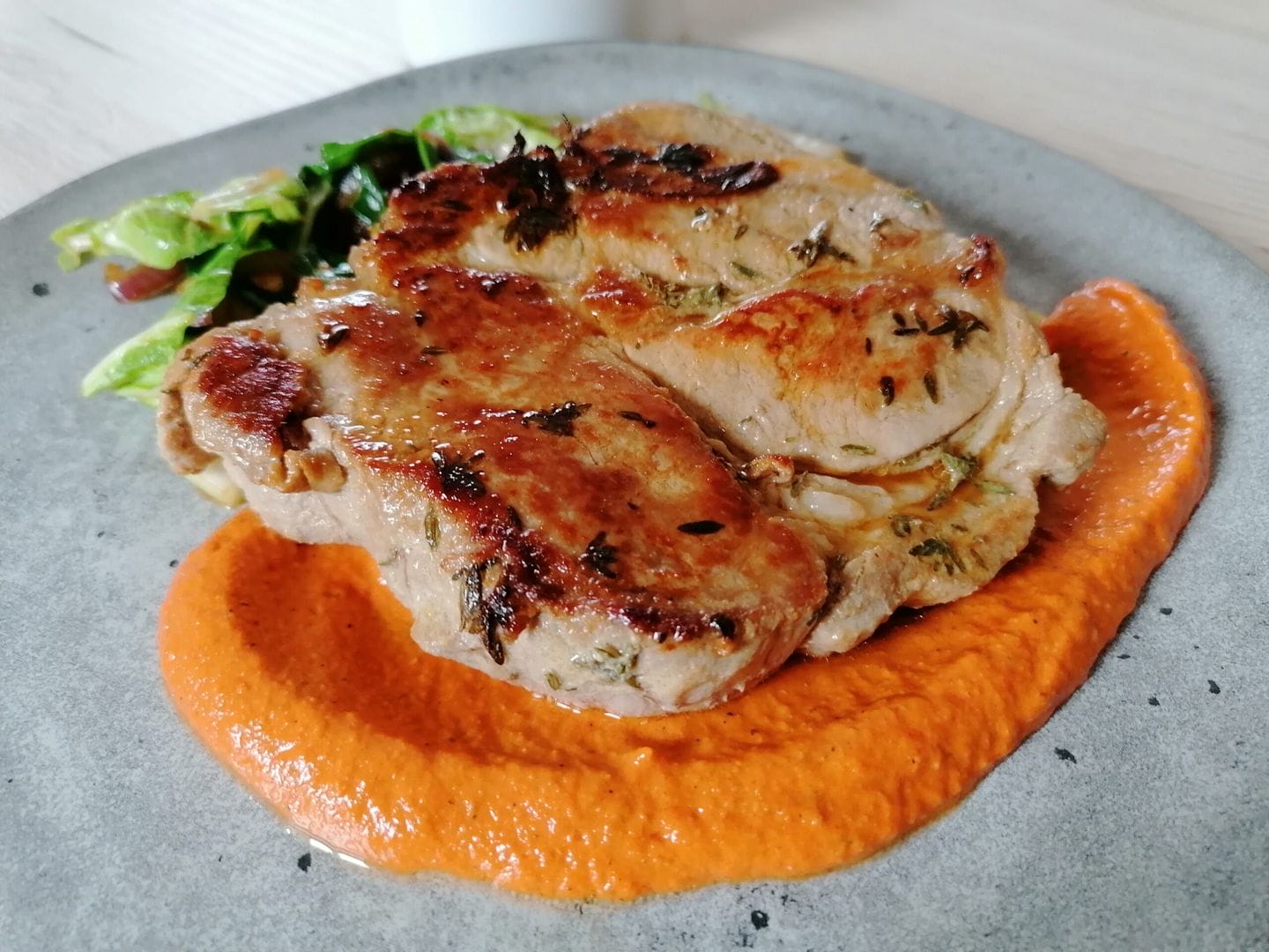Steak z vepřové krkovice s dipem z pečených paprik