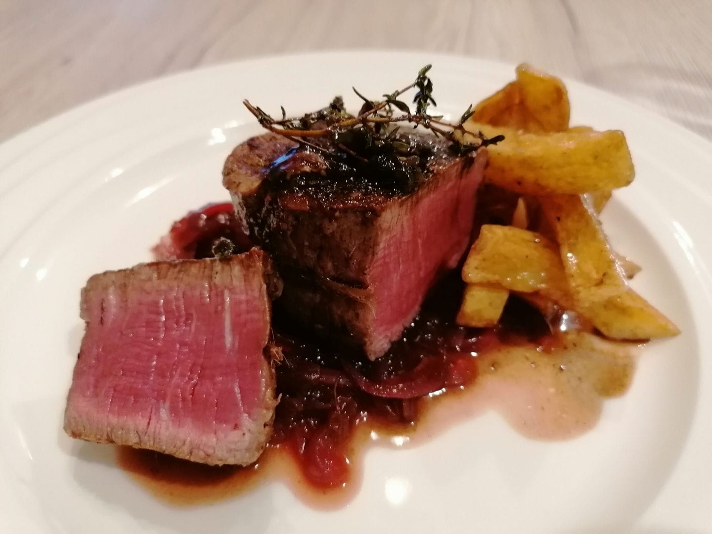 Steak z hovězí svíčkové s domácími hranolky a cibulovým čatní