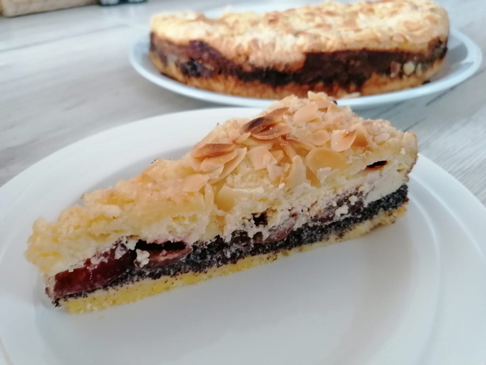 Vrstvený koláč se švestkami, mákem a tvarohem