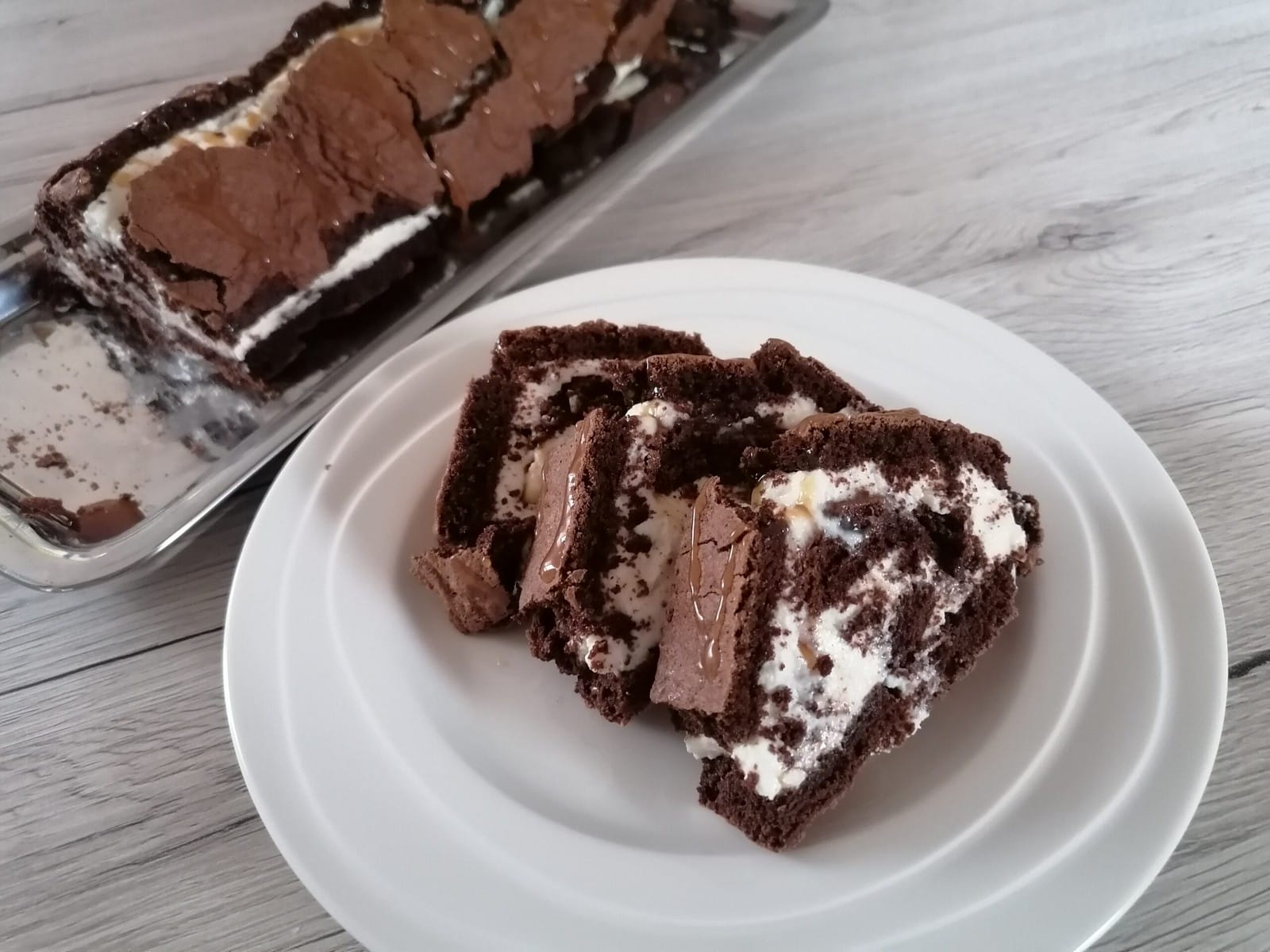 Křehká roláda s mascarpone krémem a slaným karamelem
