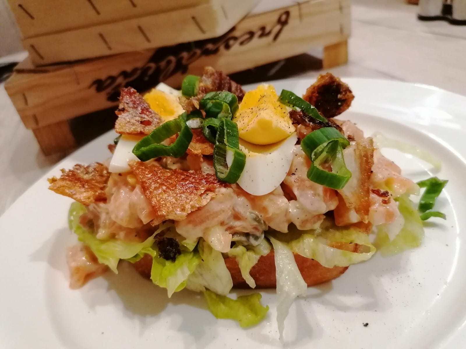 Toast s lososem, vejcem a salátkem
