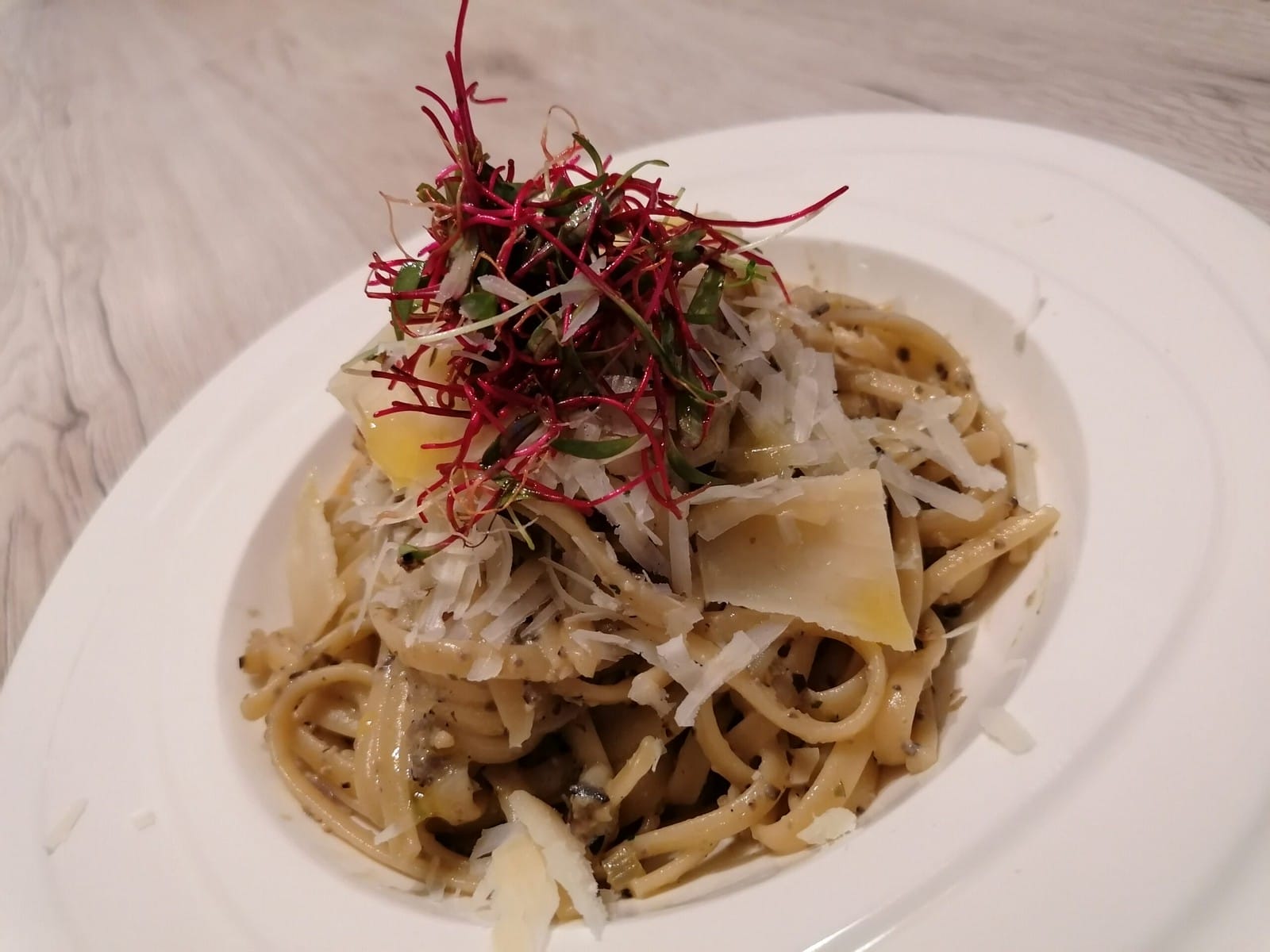 Smetanové linguine s tapenádou z černých oliv