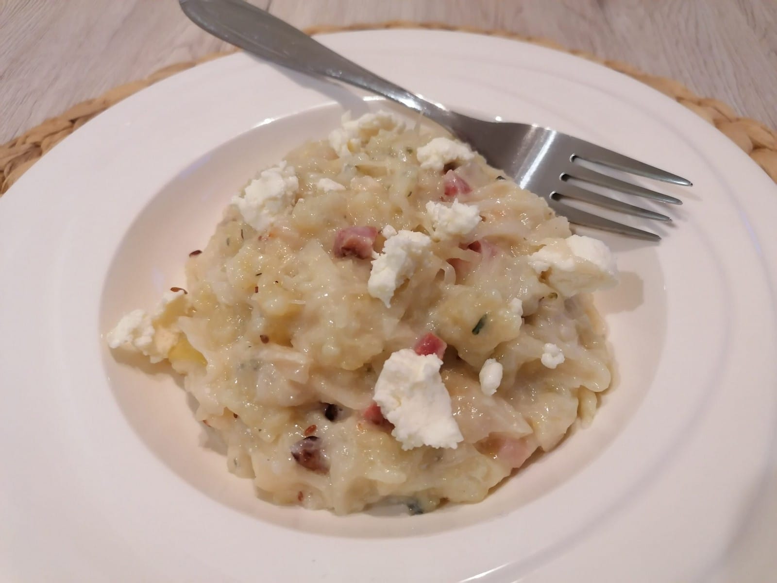 Domácí halušky se slaninou, bryndzou a nakládaným zelím