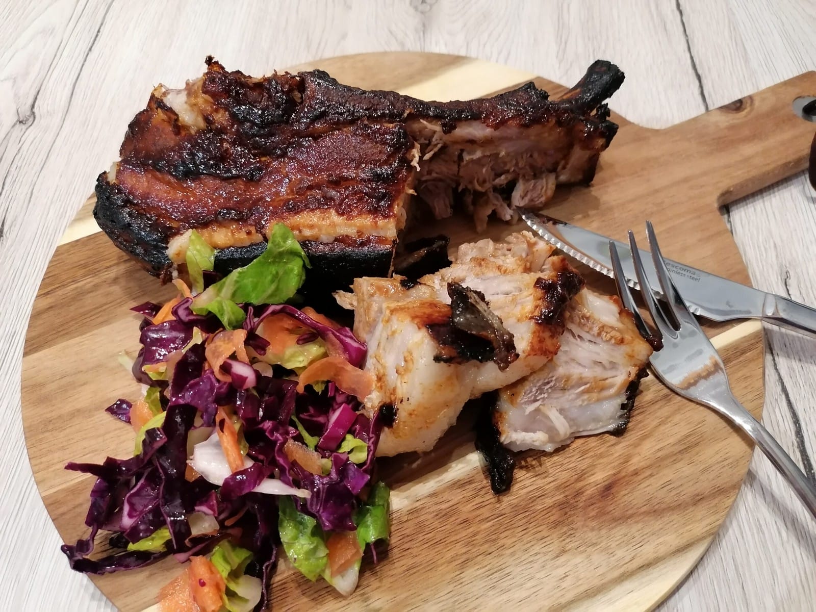 Vepřový bůček v BBQ marinádě s barevným salátkem