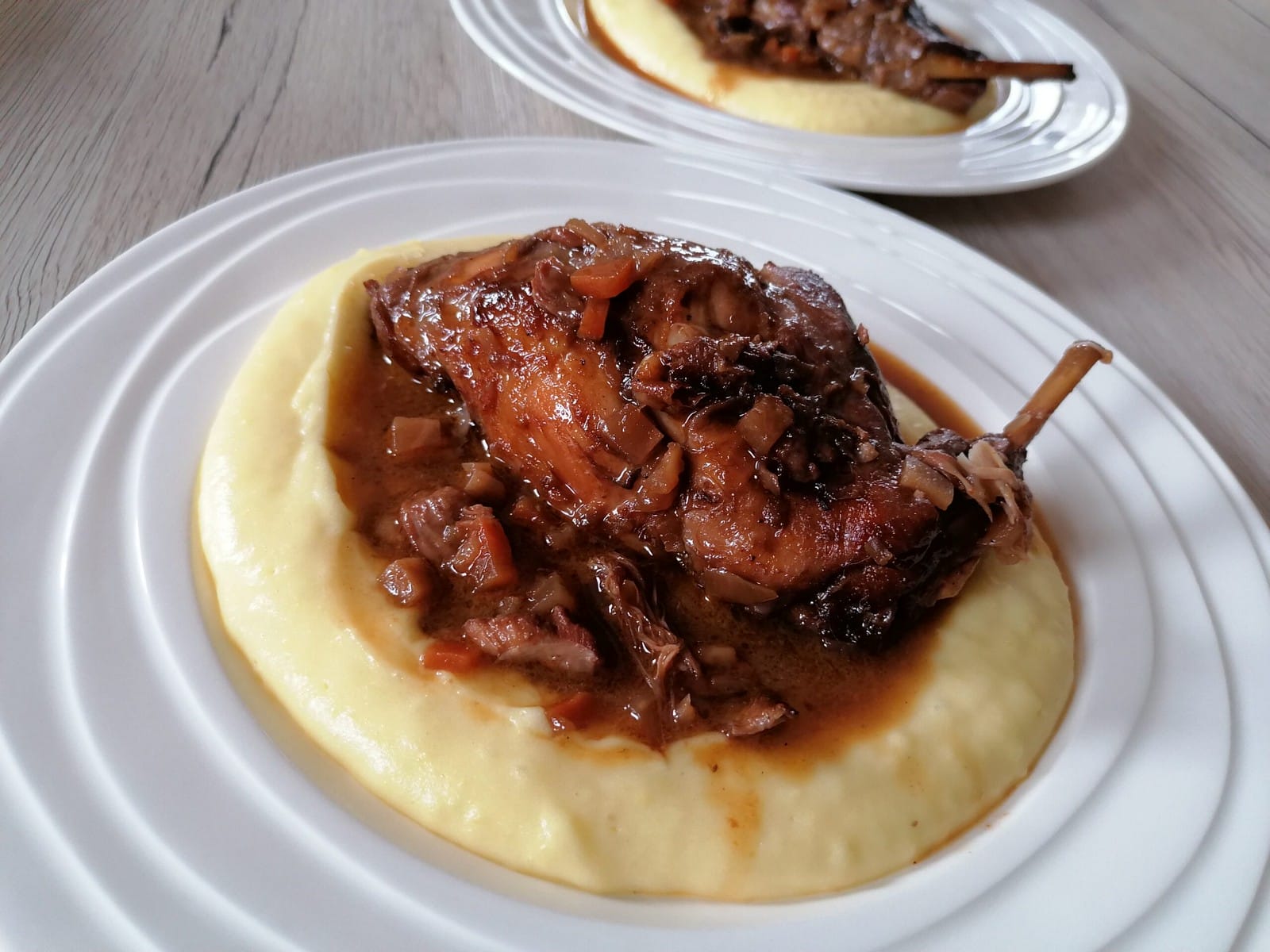 Králík v BBQ omáčce a rybízovém víně s bramborovou kaší