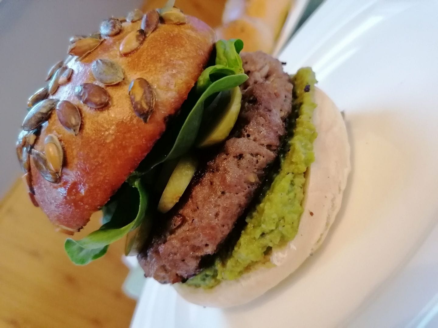 Hovězí hamburger s hráškovým pestem a domácí žemlí