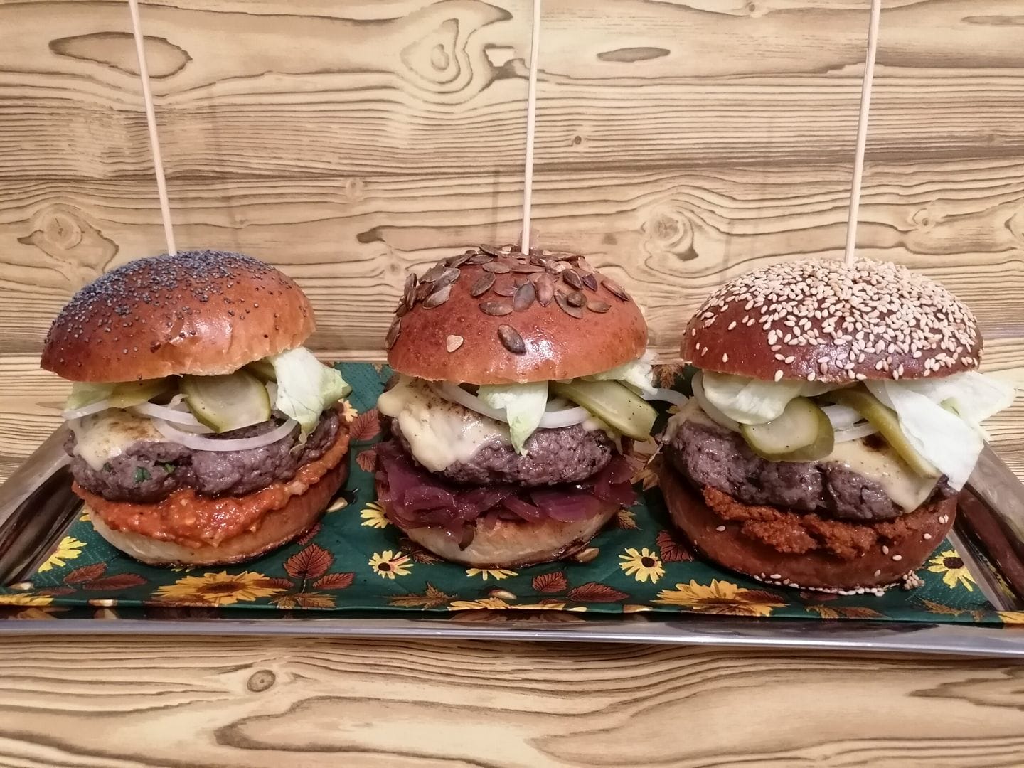 Hovězí hamburgery s domácí žemlí a dipem/čatní/tapenádou