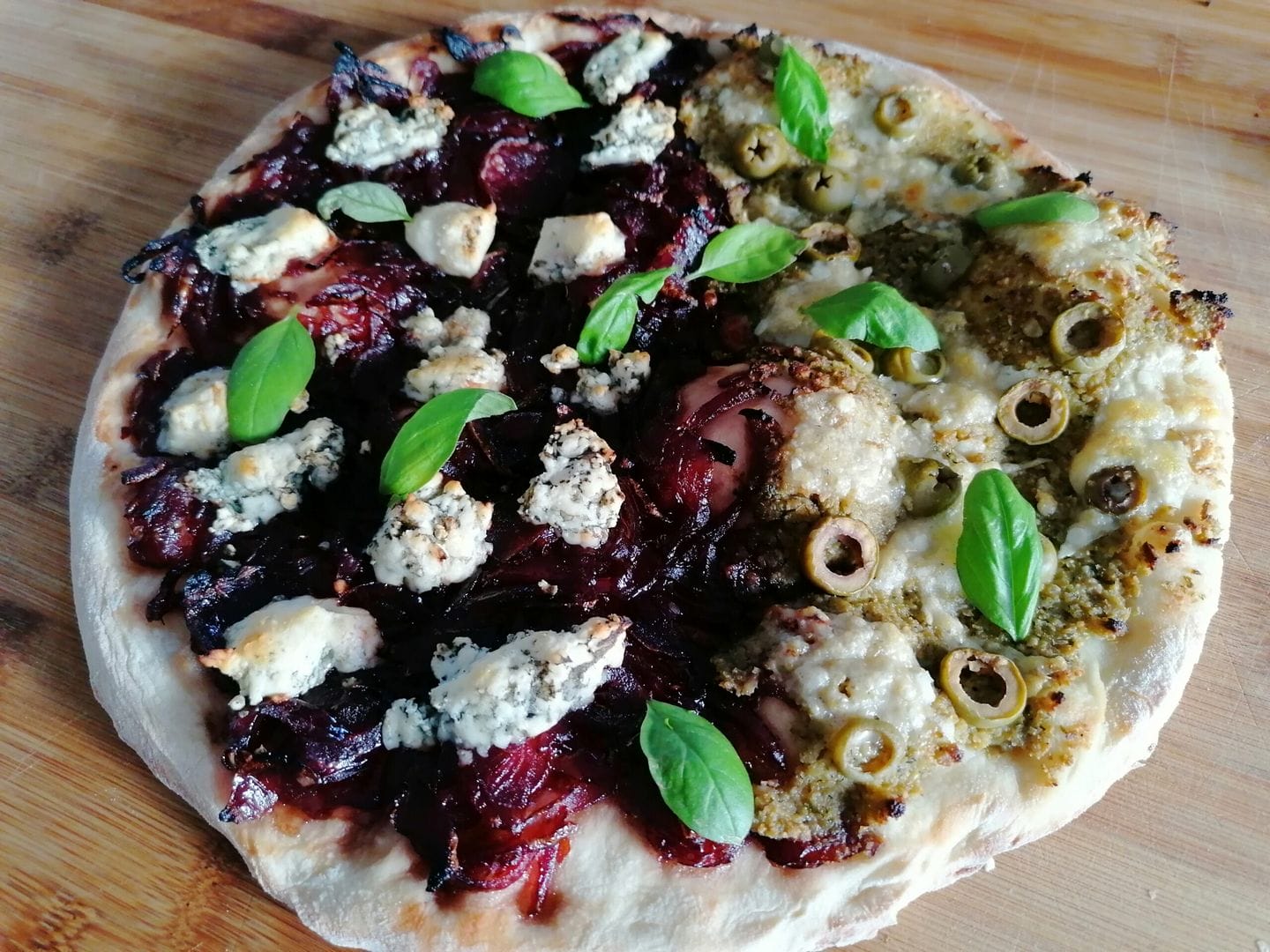 Pizza s cibulovým čatní a tapenádou