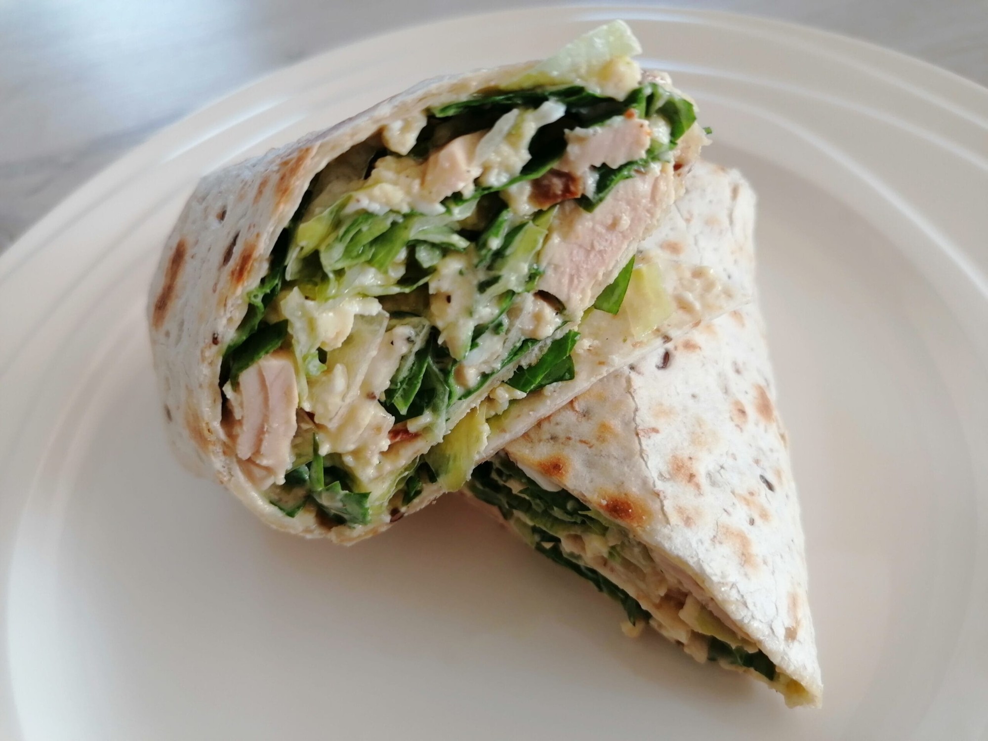 Tortilla plněná tuňákem, vejci a špenátem