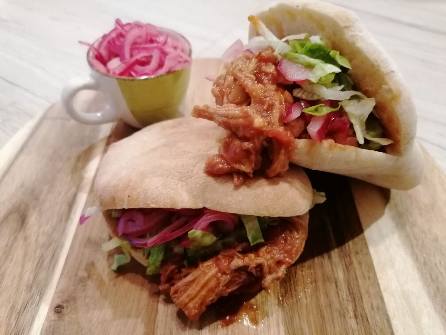 Trhané vepřové maso s BBQ omáčkou v pita chlebu
