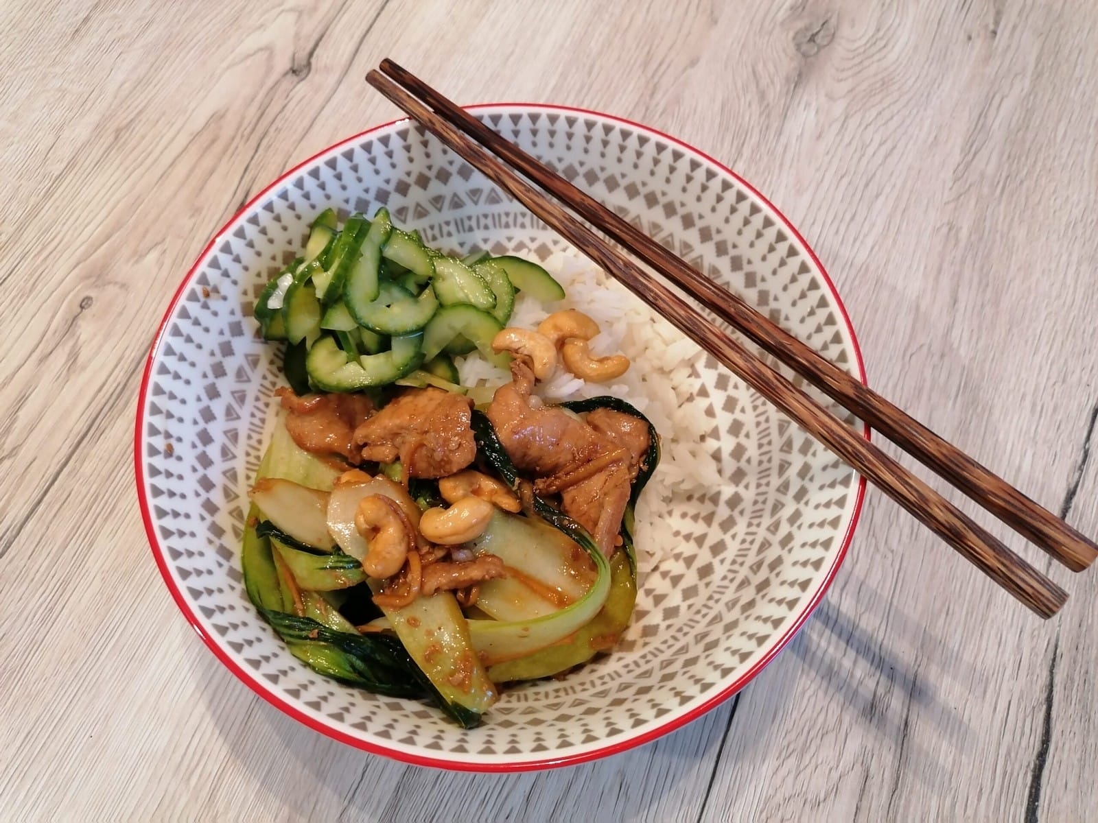 Stir-fry z vepřového masa se zelím pak-choi