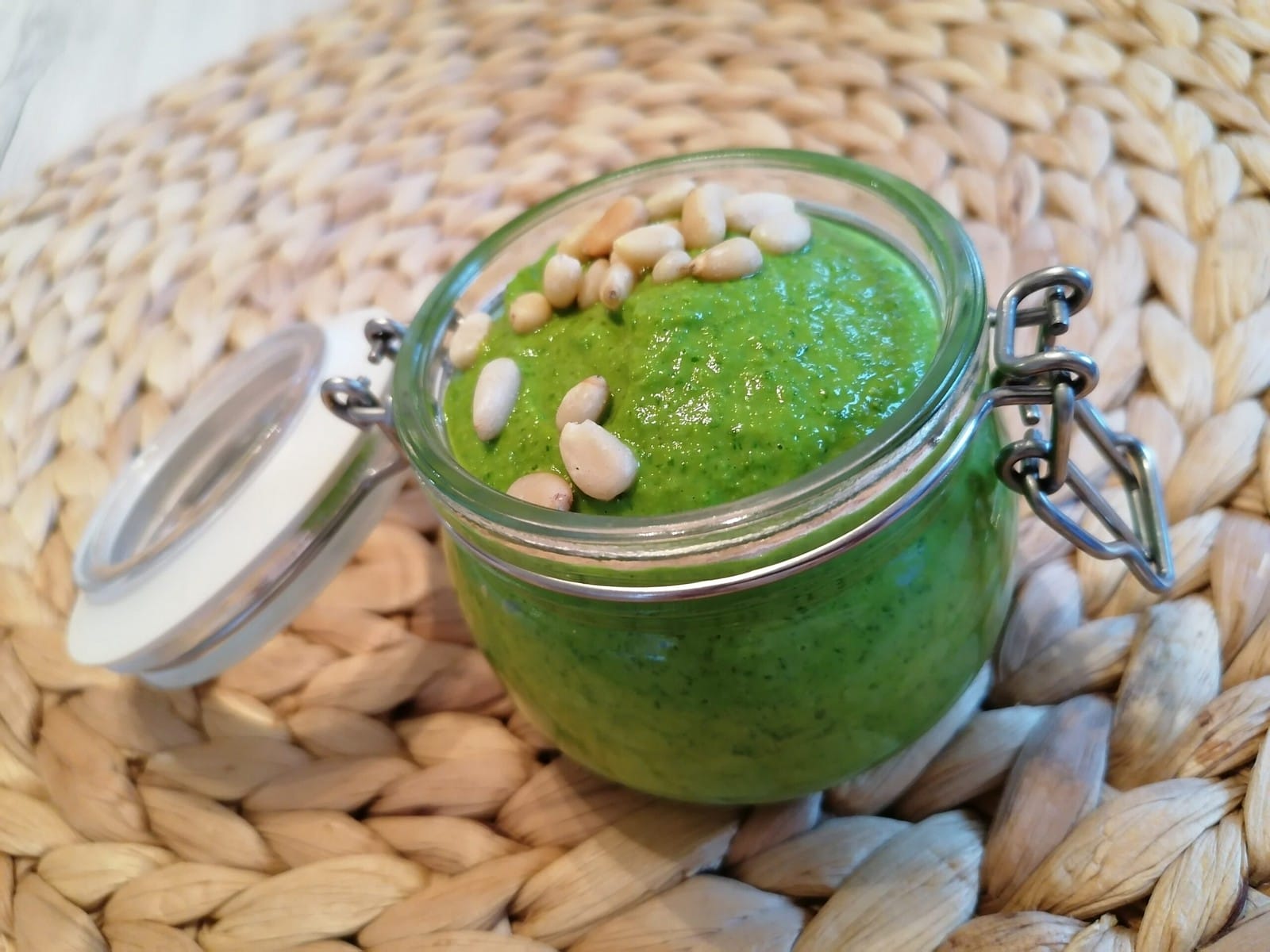 Pesto z medvědího česneku