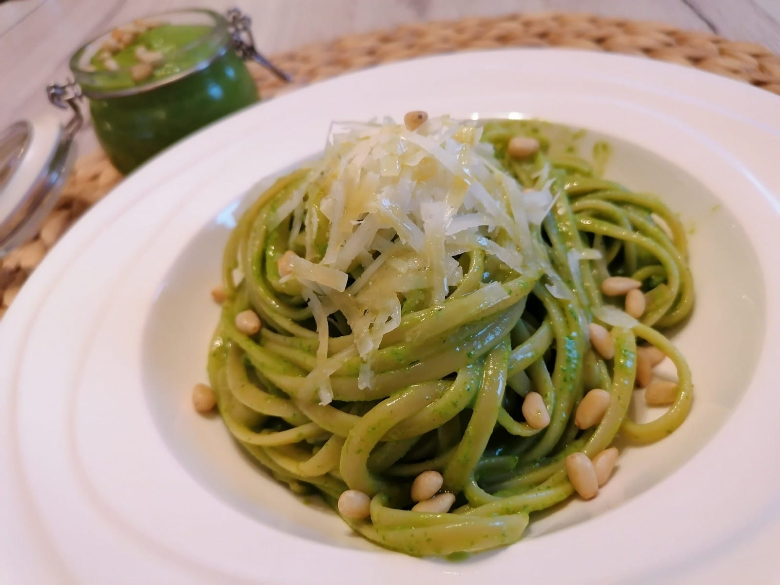 Linguine s pestem z medvědího česneku