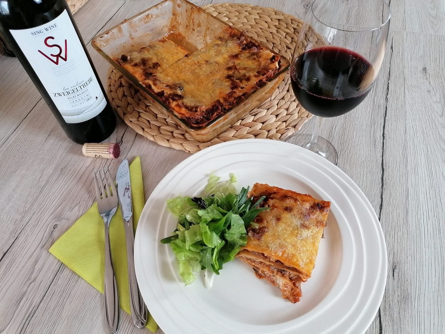 Lasagne s výborným červeným vínem a lilkem