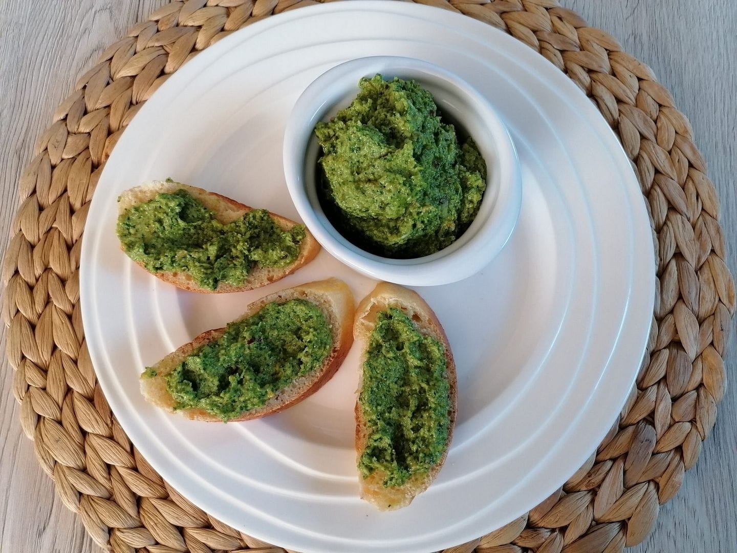 Chilli pesto z ředkvičkových listů