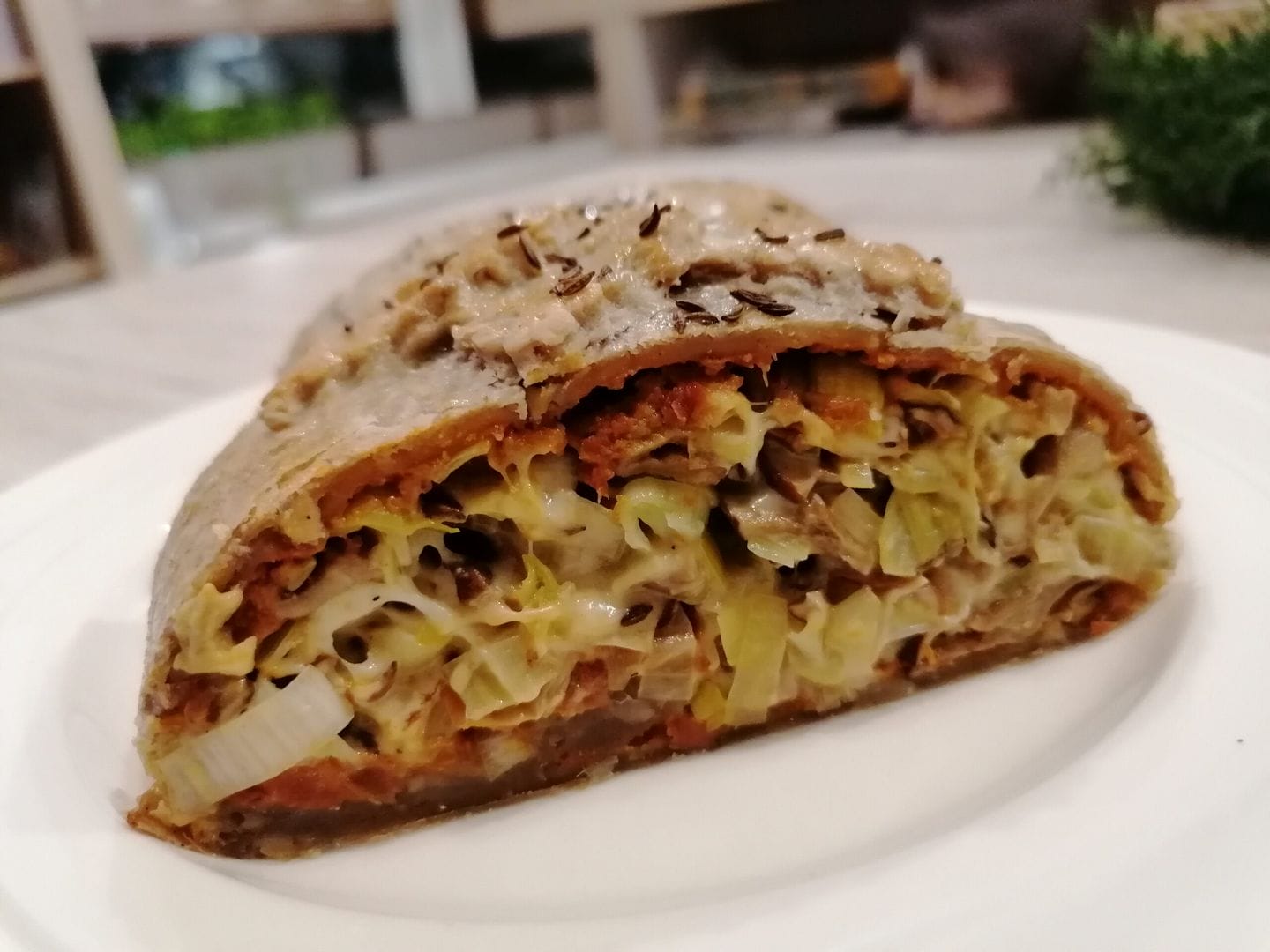 Celozrnný závin plněný tapenádou ze sušených rajčat, houbami a pórkem