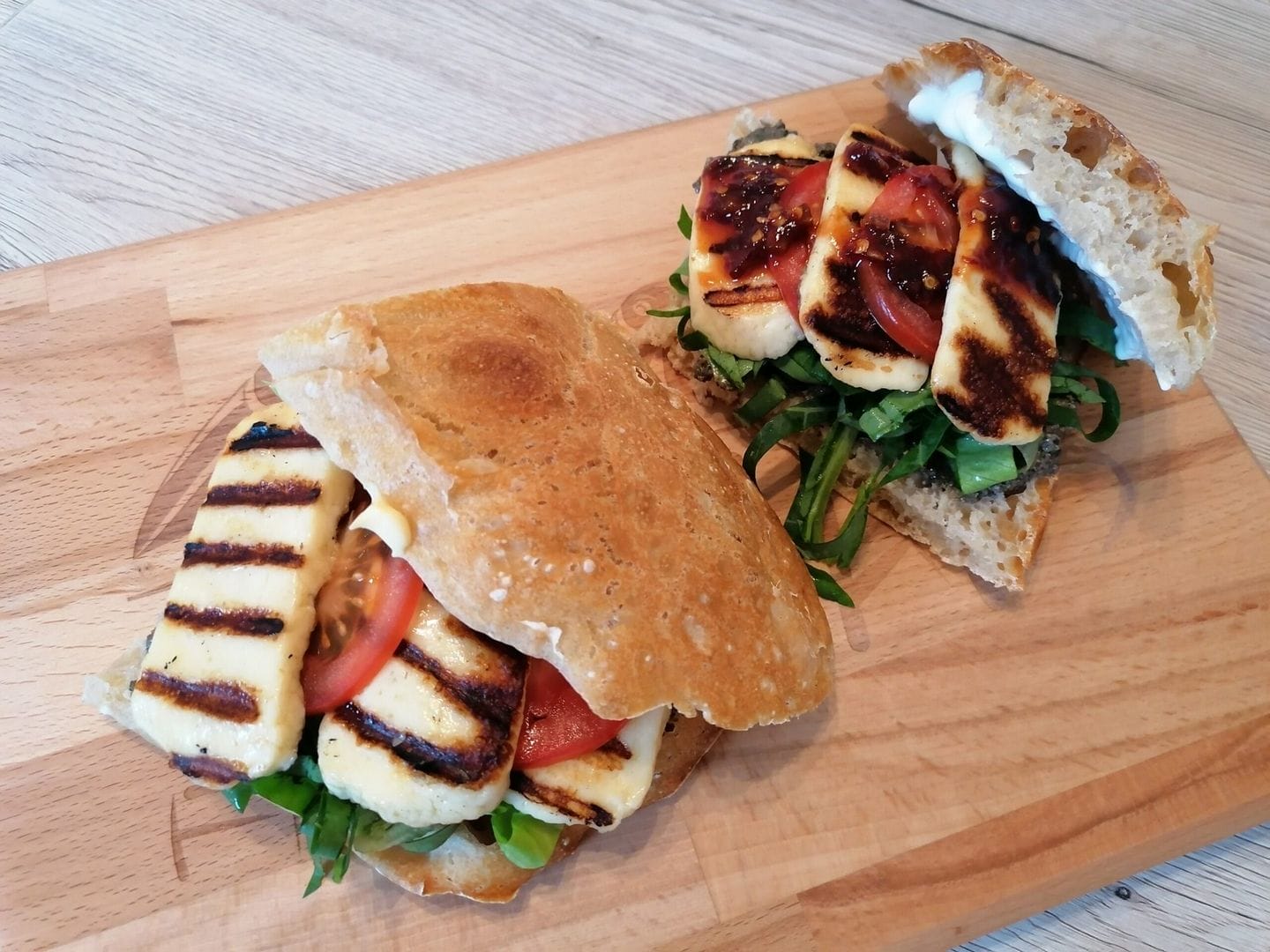 Sendvič s grilovaným sýrem halloumi a tapenádou z černých oliv
