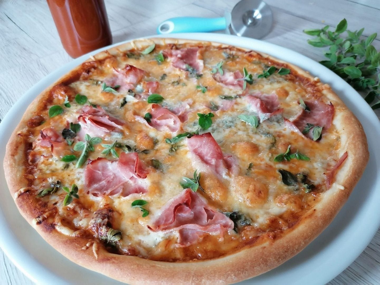 Sýrová pizza se šunkou z domácího těsta