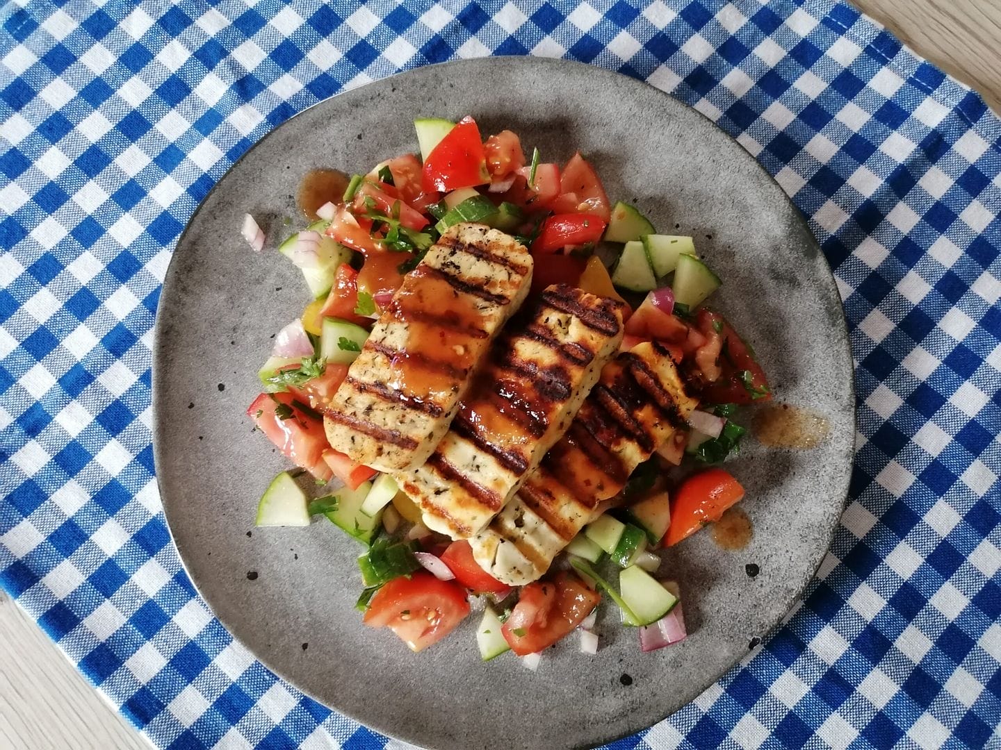 Grilovaný sýr Halloumi se zeleninovou salsou a sweet chilli omáčkou