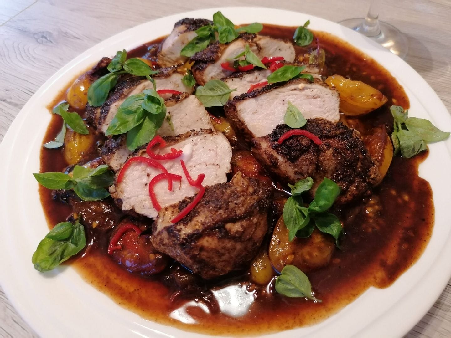 Šťavnatá kuřecí prsa garam masala s rajčátky