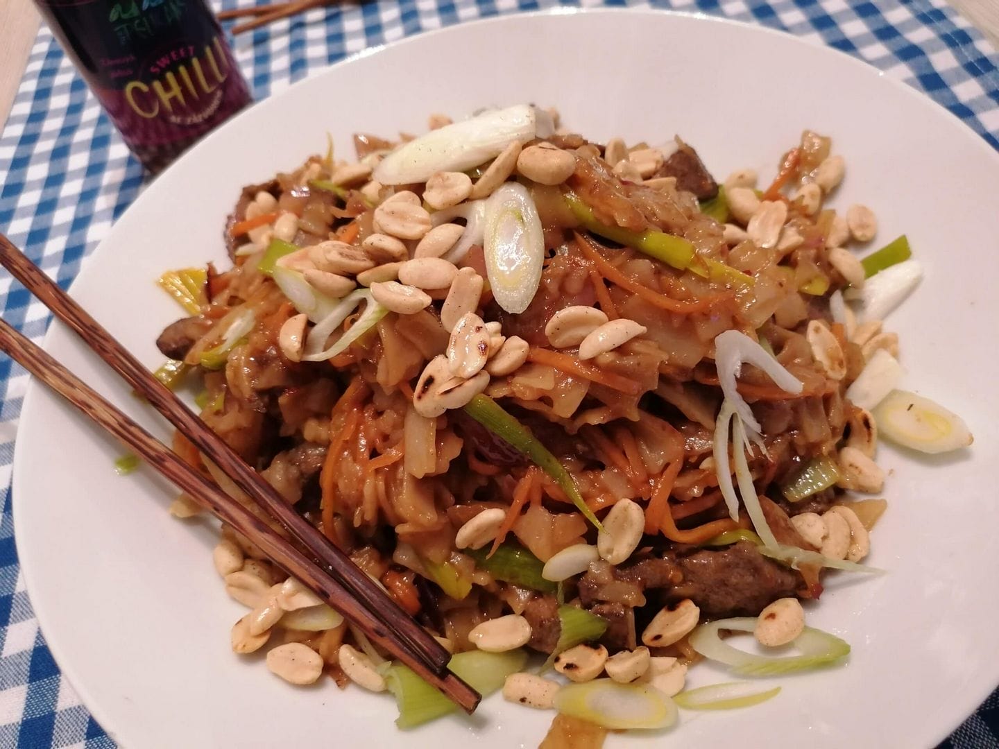 Játrové stir fry s rýžovými nudlemi a arašídy