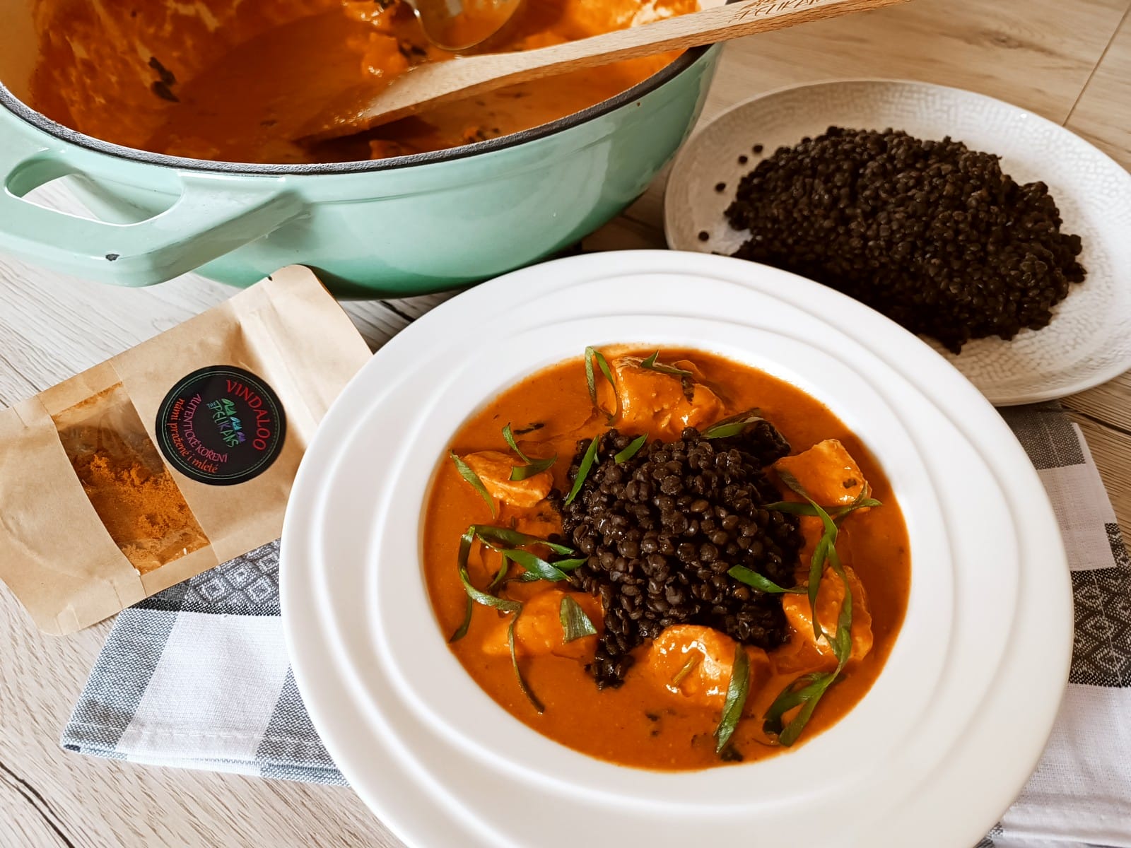 Vindaloo omáčka s kuřecím masem a čočkou beluga