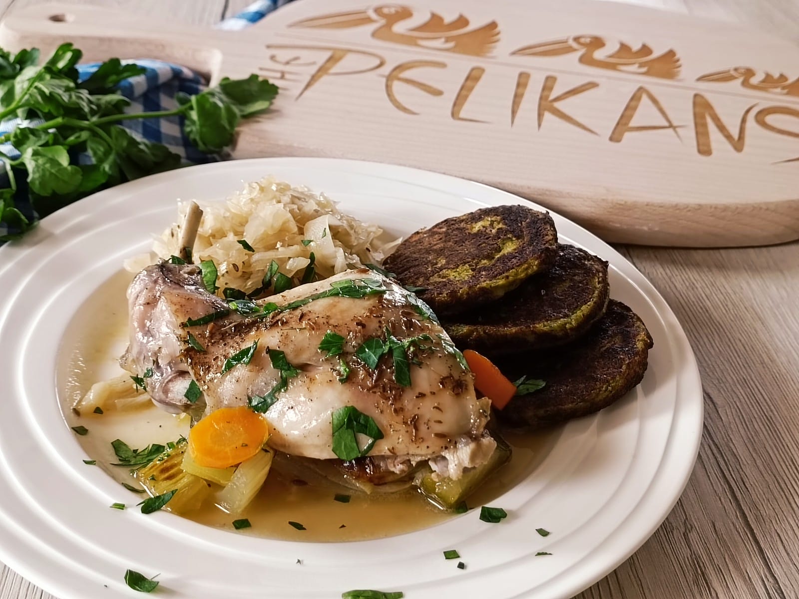 Pečený králík na zelenině se zelím a bramborovými placičkami