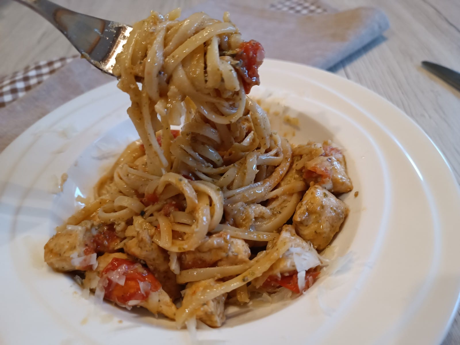Linguini s bylinkovým pestem a kuřecím masem