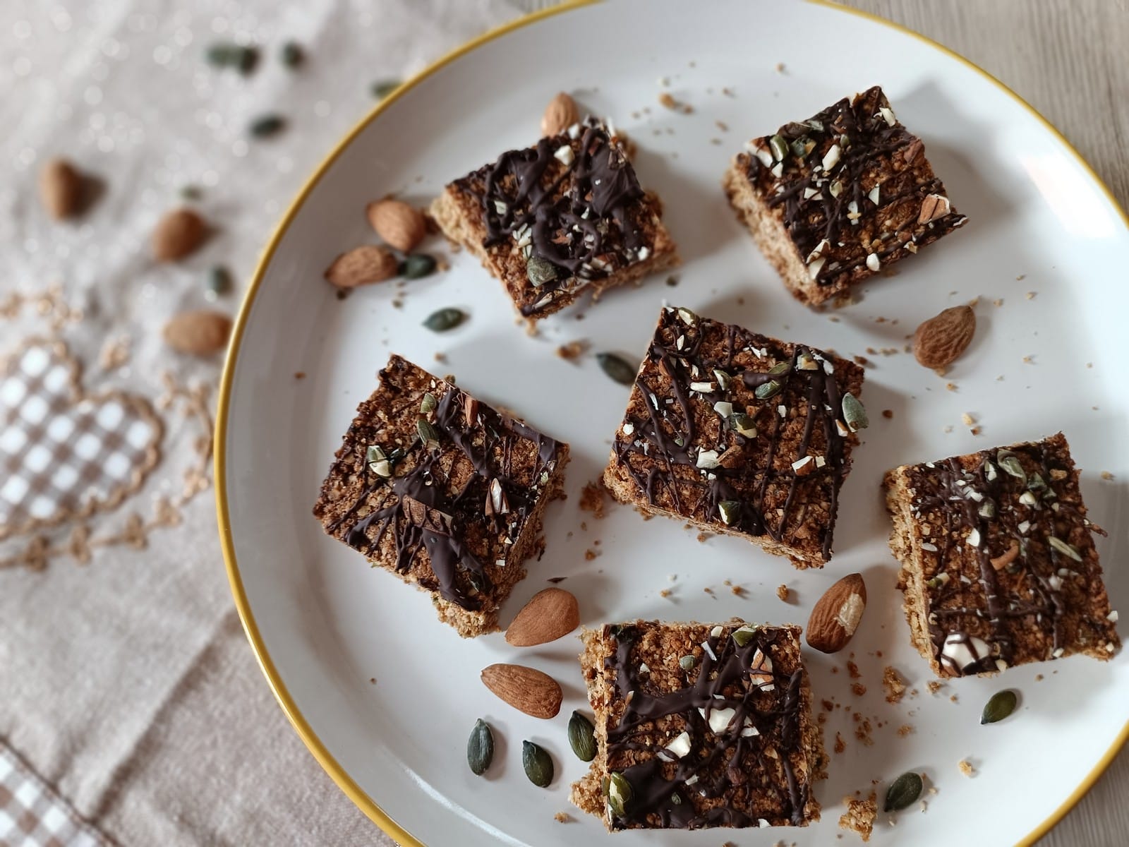 Sušenky flapjack s mandlemi a dýňovými semínky