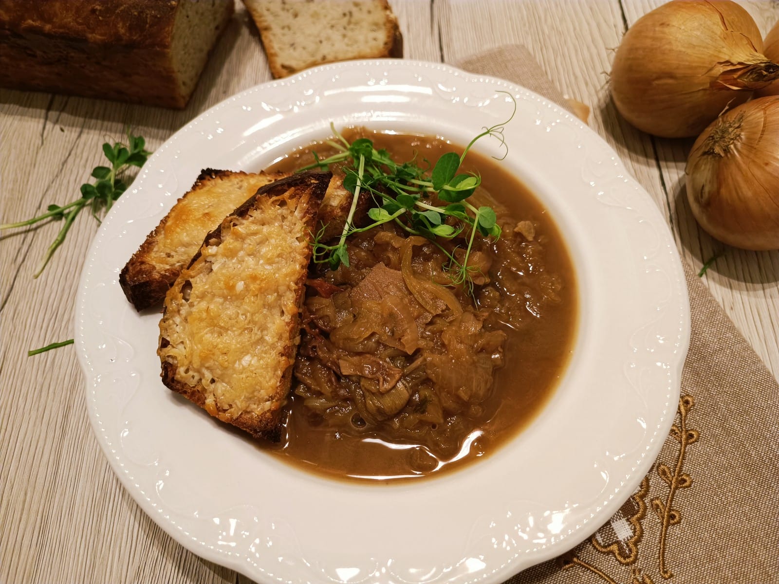 Cibulová polévka s houbami