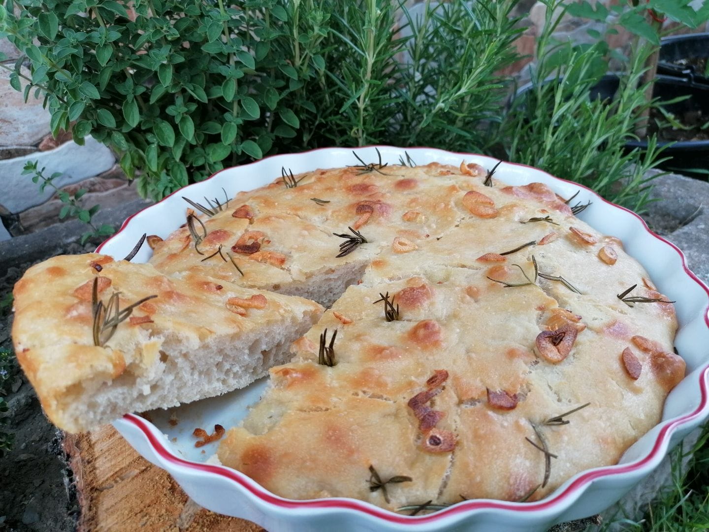 Česneková focaccia s rozmarýnem