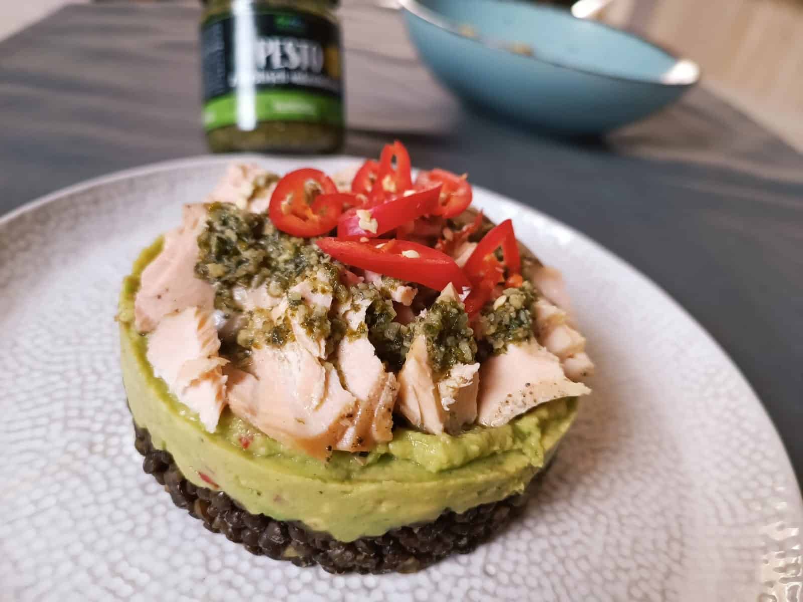 Slaný dortík s čočkou, guacamole, lososem a pestem z mikrobylinek