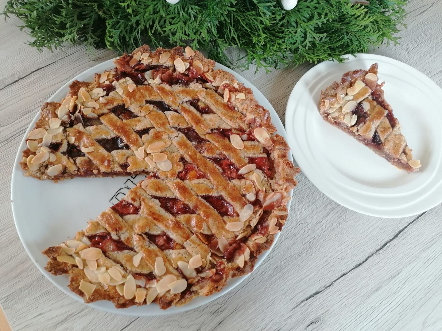 Mandlový linecký koláč s domácí marmeládou a kandovanou pomerančovou kůrou