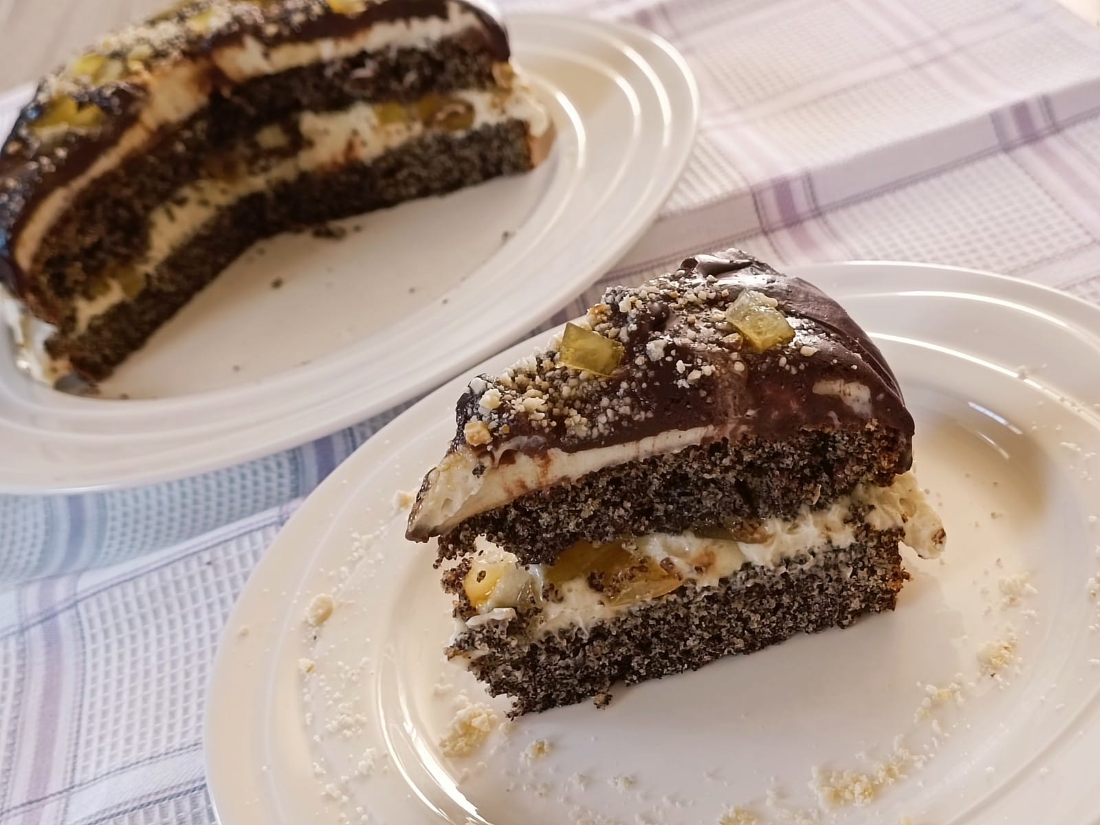Makový dortík s voňavým krémem a čokoládovou polevou