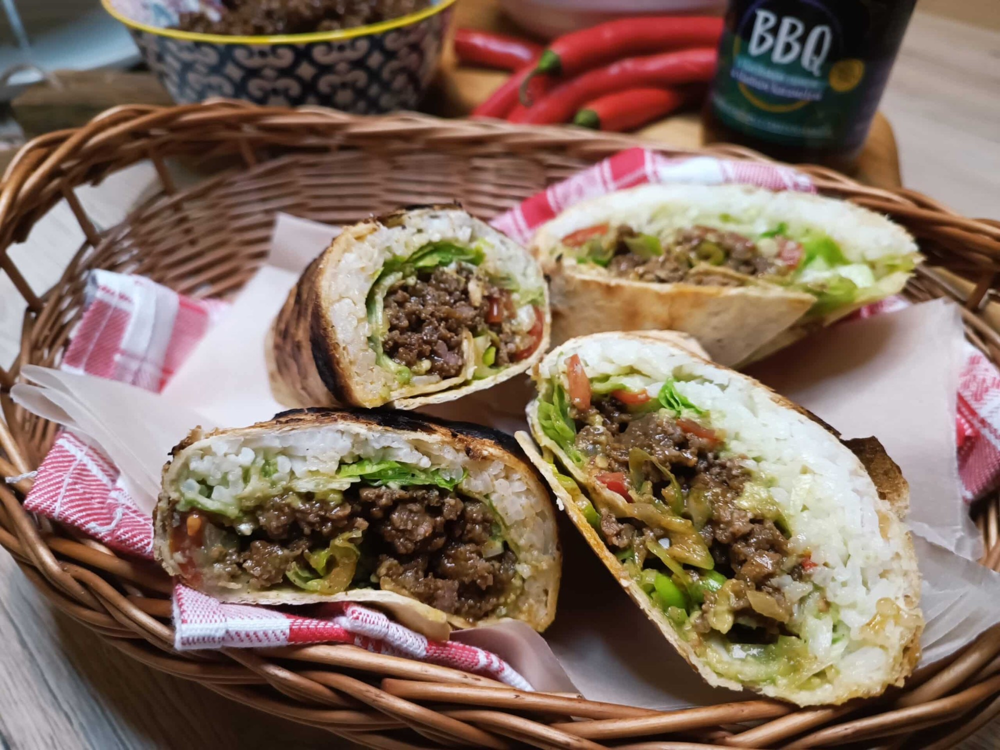 Burrito s mletým masem, rýží a guacamole