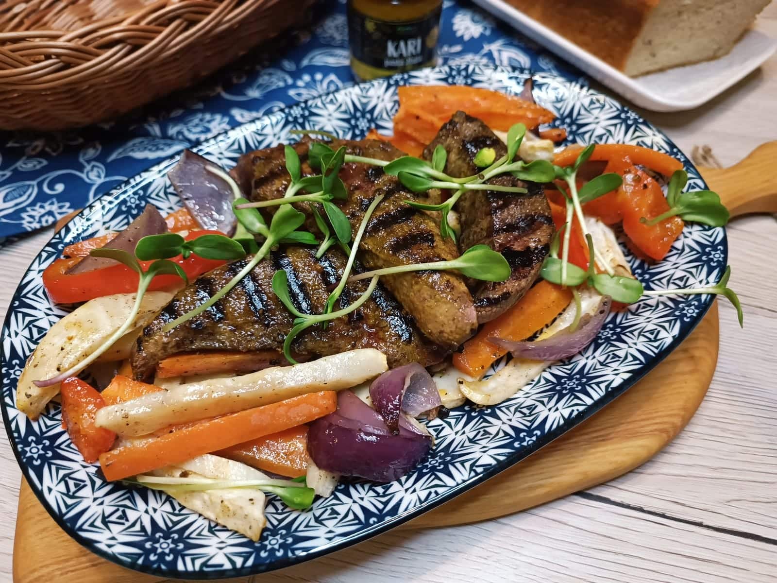 Restovaná kari játra s pečenou zeleninou